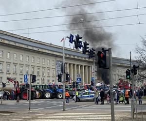 Protest rolników we Wrocławiu. Strajk wymyka się spod kontroli. Urząd Wojewódzki obrzucany jajkami