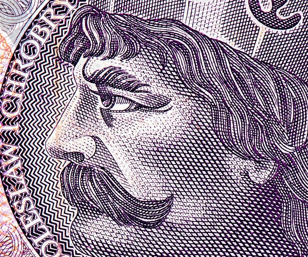 Fragment banknotu przedstawiający wizerunek monarchy, symbolizujący stabilność finansową. Obraz nawiązuje do obniżek stóp procentowych i zmian w polityce pieniężnej, które wpływają na oprocentowanie kredytów. Więcej o tym na Super Biznes.