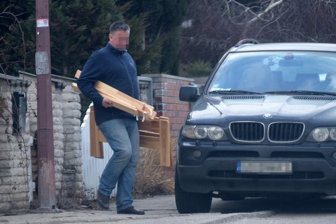 Na piżamę włożył bluzę