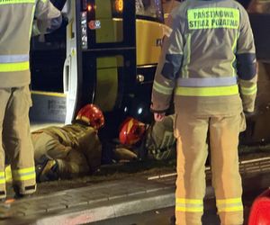 40-letnia rowerzystka wciągnięta pod pędzący tramwaj. „Liczne obrażenia ciała”
