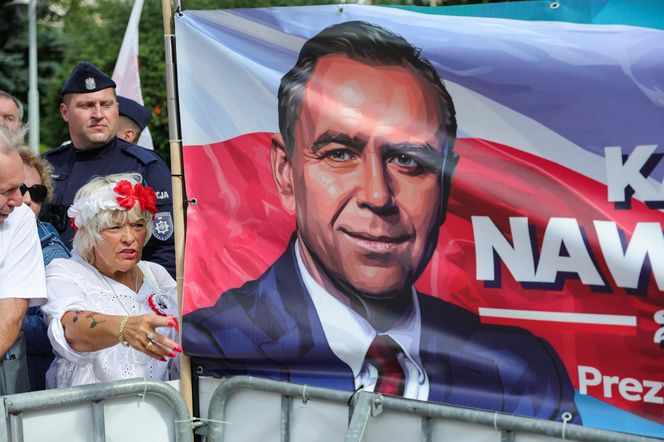 Banery na powitanie Nawrockiego 