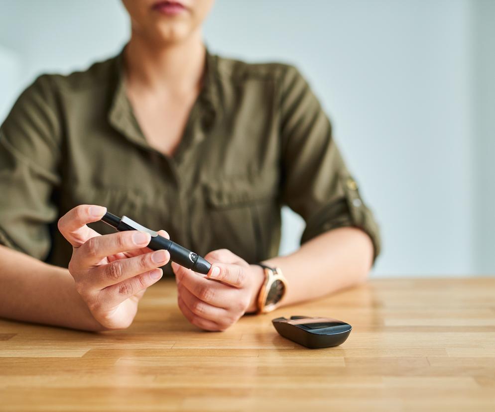 Kobieta sprawdza poziom cukru