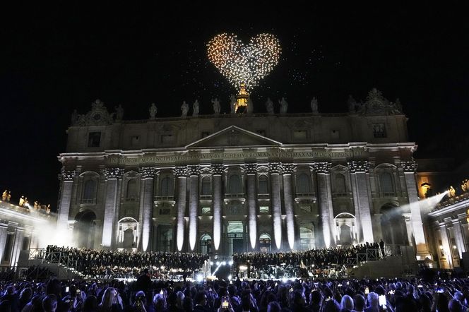 Tysiące dronów nad Bazyliką św. Piotra! Zobacz, co stało się w Watykanie