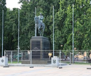 Pomnik Piłsudskiego został ogrodzony. Rusza remont monumentu 