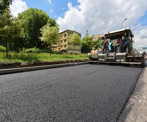 Trwa przemiana ul. Lutomierskiej. Drogowcy pracują przy nowej nawierzchni [ZDJĘCIA]