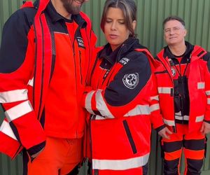 Na sygnale na planie. 6. rocznia ślubu Strzeleckich. Martyna (Monika Mazur), Piotr (Dariusz Wieteska), (Artur Góra (Tomasz Piątkowski)