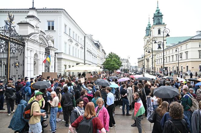 Protest studentów pod bramą Uniwersytetu Warszawskiego 