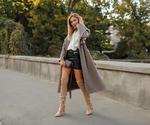 Najmodniejsze stylizacje z długimi kozakami w roli głównej