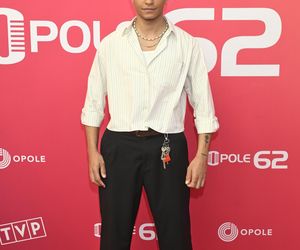 Konferencja prasowa 62. edycji Krajowego Festiwalu Polskiej Piosenki w Opolu. Tłum gwiazd na czerwonym dywanie