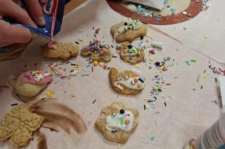 Międzypokoleniowe pieczenie pierników w PCK w Kaliszu