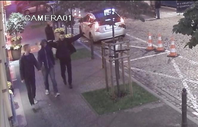 Rozpoznajecie tych mężczyzn? Szuka ich policja ze Śródmieścia [ZDJĘCIA]