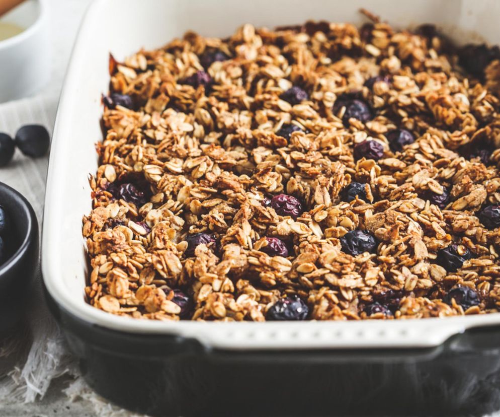 Borówkowo-kokosowa pieczona owsianka. Pozostaje po niej tylko pusta blacha