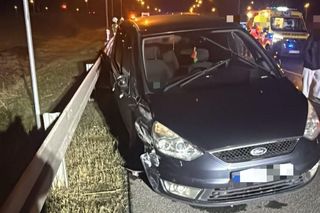 Kierowca uderzył w bariery na S5 koło Kościana. Był reanimowany [ZDJĘCIA]