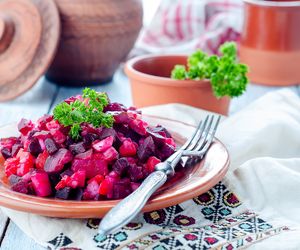 Surówka z buraków z kiszonymi ogórkami