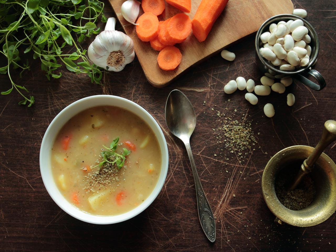 Zupa fasolowa z kapustą i tymiankiem oraz mięsną wkładką