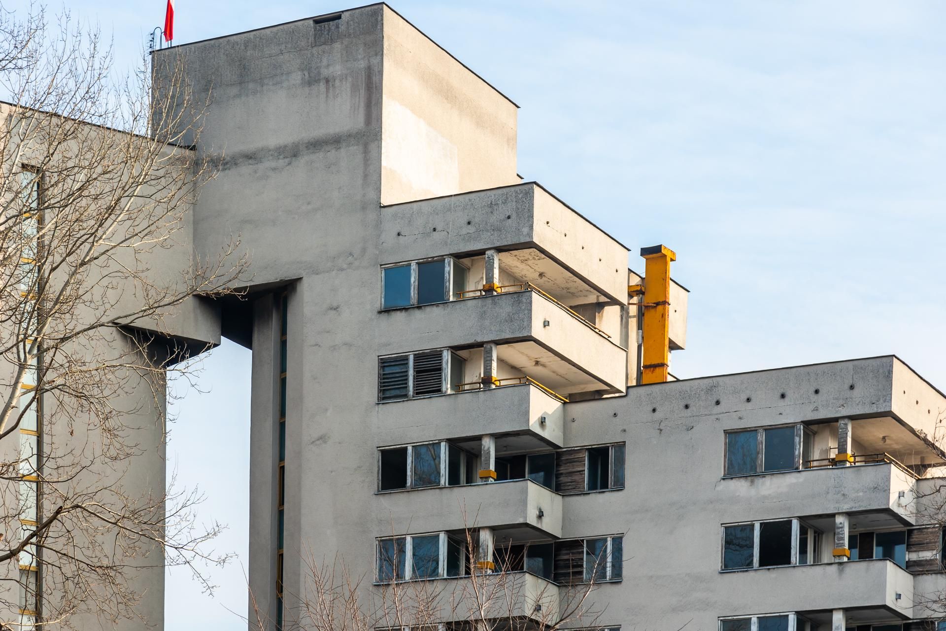 Szpiegowo, blok na Sobieskiego 100 w Warszawie