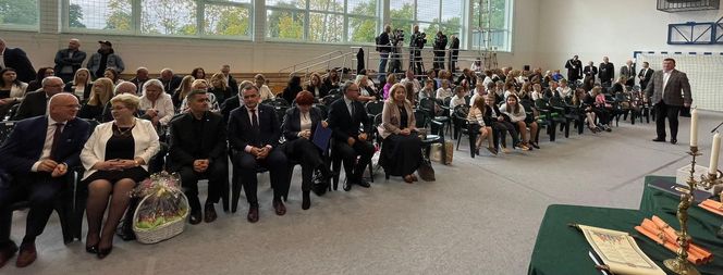 Pierwsza Dama uczciła z uczniami 100 lat od nadania imienia Stefana Batorego Szkole Podstawowej w Liwie