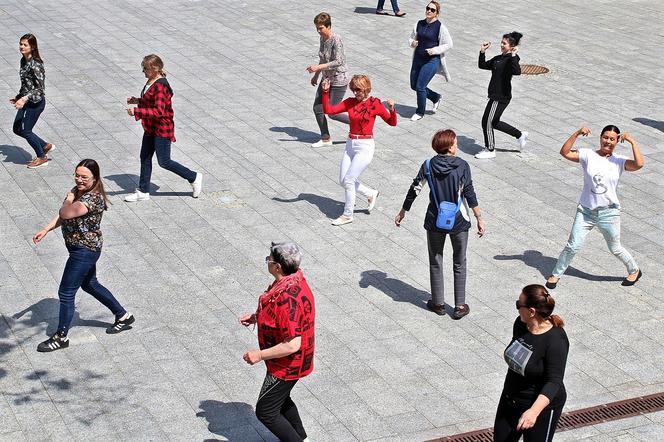 Bełchatowianki w samym centrum miasta tańczyły Jerusalema! Zajęcia połączyły pokolenia