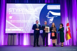 Najlepsi uczniowie i uczennice Lubelszczyzny dostali kasę od marszałka. Mamy zdjęcia