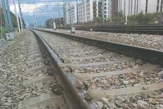 Zabawa mogła się źle skończyć. Ukraińscy nastolatkowie układali kamienie na torach