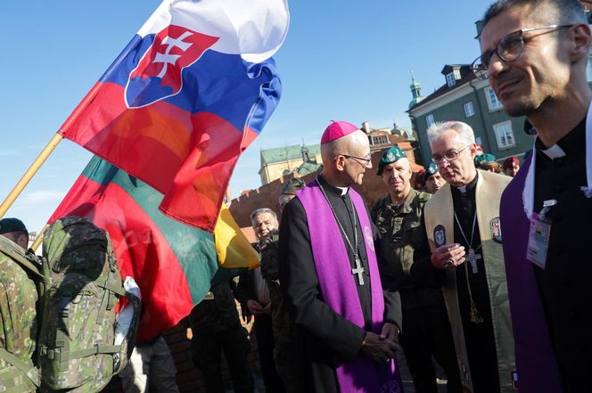 Metropolita warszawski abp Adrian Galbas i biskup polowy Wojska Polskiego Wiesław Lechowicz z uczestnikami 45. Warszawskiej Akademickiej Pieszej Pielgrzymki Metropolitalnej na Jasną Górę