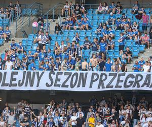 Lech Poznań zakończył sezon porażką. Kibice na trybunach urządzili sobie piknik i imprezę [ZDJĘCIA]
