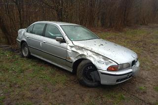 Brawurowa jazda BMW pod Tarnowem zakończona na drzewie. Kierowca i tak miał dużo szczęścia