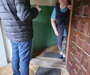 Marzną w swoich domach! Zlikwidowano im piece i nie podłączono do sieci ciepłowniczej!