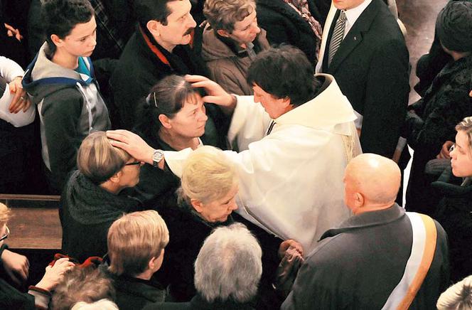 Ksiądz uzdrawia, ludzie mdleją
