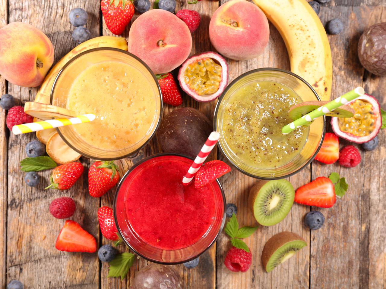 Koktajl mleczny z owocami - przepis na koktajl z brzoskwiniami, truskawkami lub wiśniami