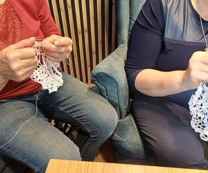 Szydełkowe babki z Ostrzeszowa. Dziergają w miejscach publicznych i ... zarażają pasją!