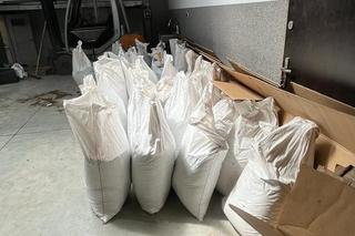 Lewy tytoń w magazynie pod Bydgoszczą! Policjanci zabezpieczyli ponad 4 tony [ZDJĘCIA]