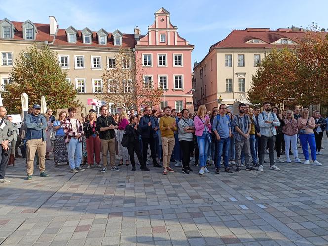 Pikieta urzędników poznańskich na Placu Kolegiackim