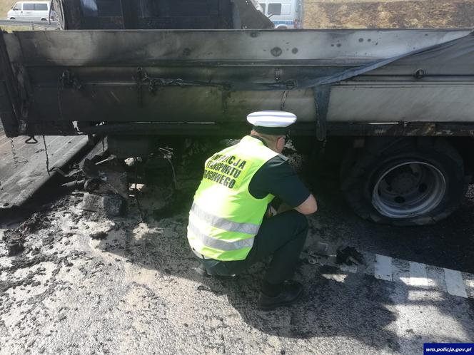 Karambol na trasie S7 pod Olsztynem - przepakowywali ładunek na pasie autostrady