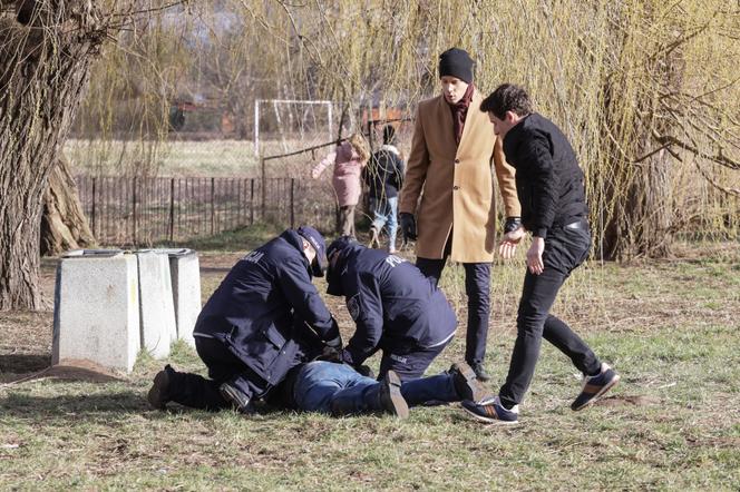 Na Wspólnej odc. 3463. Pedofil (Piotr Rodak), Tadeusz (Jakub Pruski), Darek  (Michał Mikołajczak)