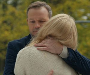 Barwy szczęścia, odcinek 3151. Bruno (Lesław Żurek), Karolina (Marta Dąbrowska)