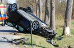  Jaktorów: 15-latek na rowerze wpadł pod samochód. Auto dachowało, są ranni