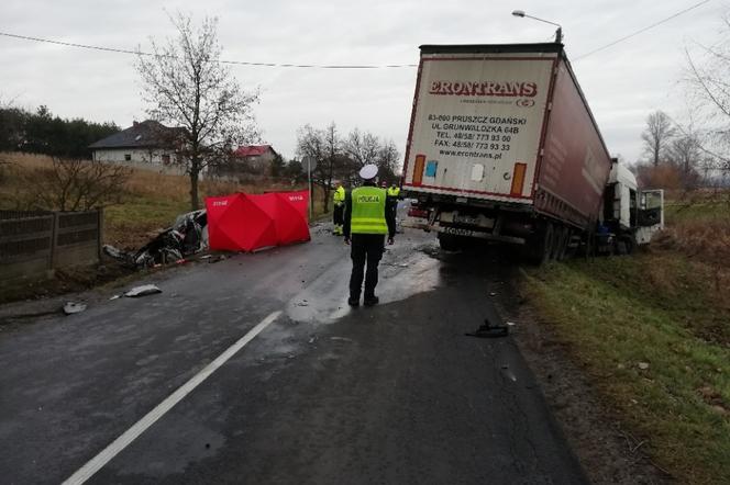 Koszmarny wypadek w Łódzkiem. 32-latek wjechał wprost na czołówkę z tirem