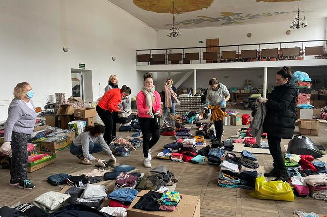 W segregowaniu darów od mieszkańców Białogardu pomagają licealiści