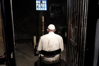 Papież w celi męczennika w Auschwitz
