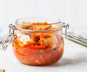 Zamiast kupować, robię jak Ewa Wachowicz. Jej kimchi jest łatwe i smakuje wyśmienicie 