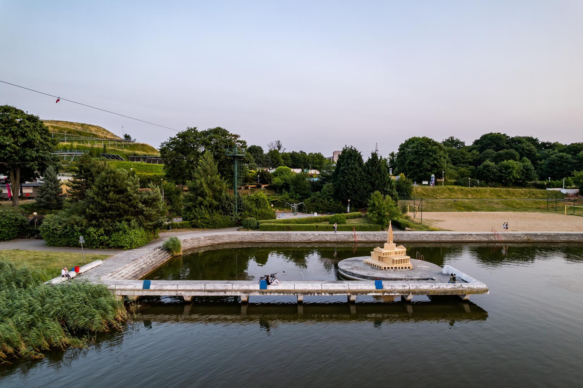 Warsztaty Mood for wood 2023 w Poznaniu – projekt „Man-Made Bench” grupy prowadzonej przez Iwo Borkowicza z pracowni JEJU Studio i Jacka Kolasińskiego z biura HIROKO