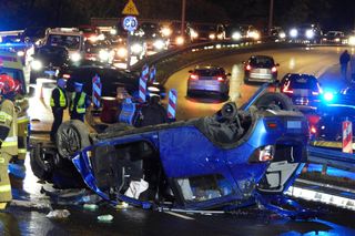 Auto rosyjskiej ambasady dachowało w Warszawie! Odłamki uszkodziły inne pojazdy