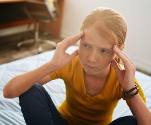 Dziecko wraca rozdrażnione ze szkoły? To nie są fochy