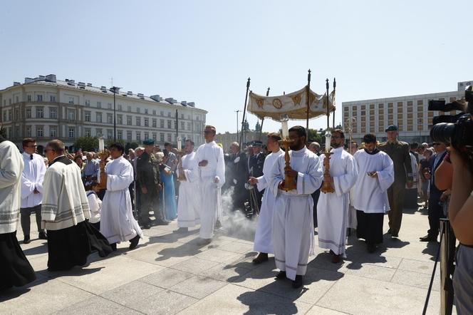 Ulicami przeszła centralna procesja Bożego Ciała. Wystrój ołtarzy nawiązuje do hasła „Wierzę w Kościół Chrystusowy”