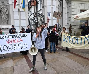 Protest studentów pod bramą Uniwersytetu Warszawskiego 