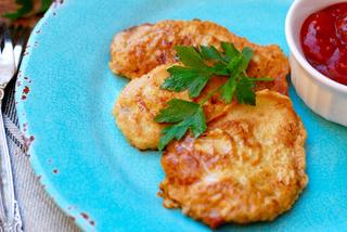 Kotleciki drobiowe w cieście serowym: przepis na szybki obiad z piersi kurczaka
