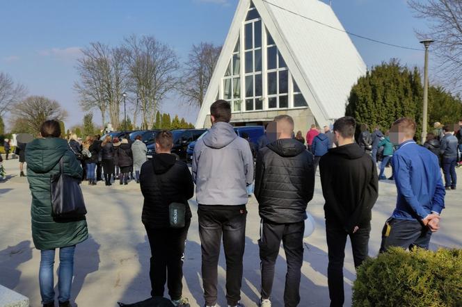 Tłumy na pogrzebie trójki zamordowanych chłopców i morze łez na wspólnym grobie