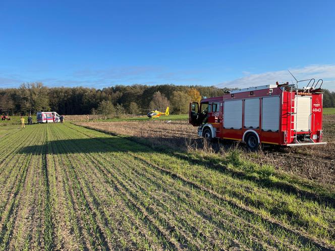 Rolnik wpadł pod jadący ciągnik! Mężczyzna trafił do szpitala [ZDJĘCIA]