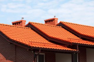Ile kosztuje dachówka ceramiczna? Przegląd cen i poradnik zakupu